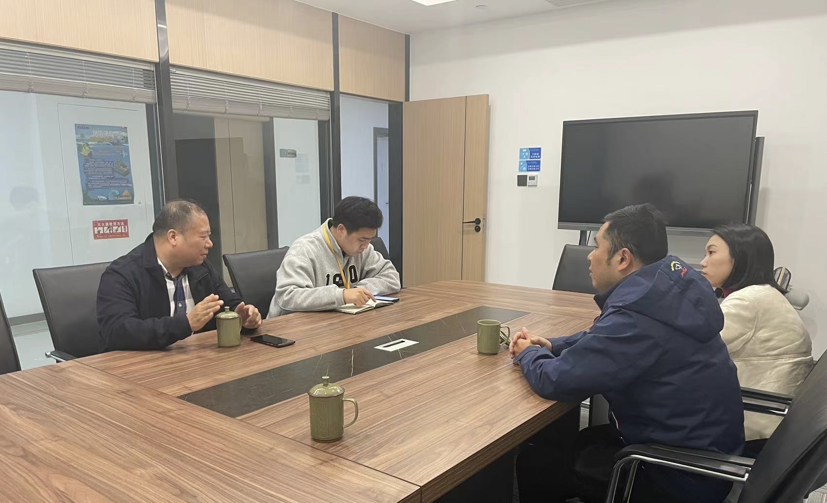 雙嶼街道黨工委委員、紀工委書記葉鋒一行赴面粉公司考察調研